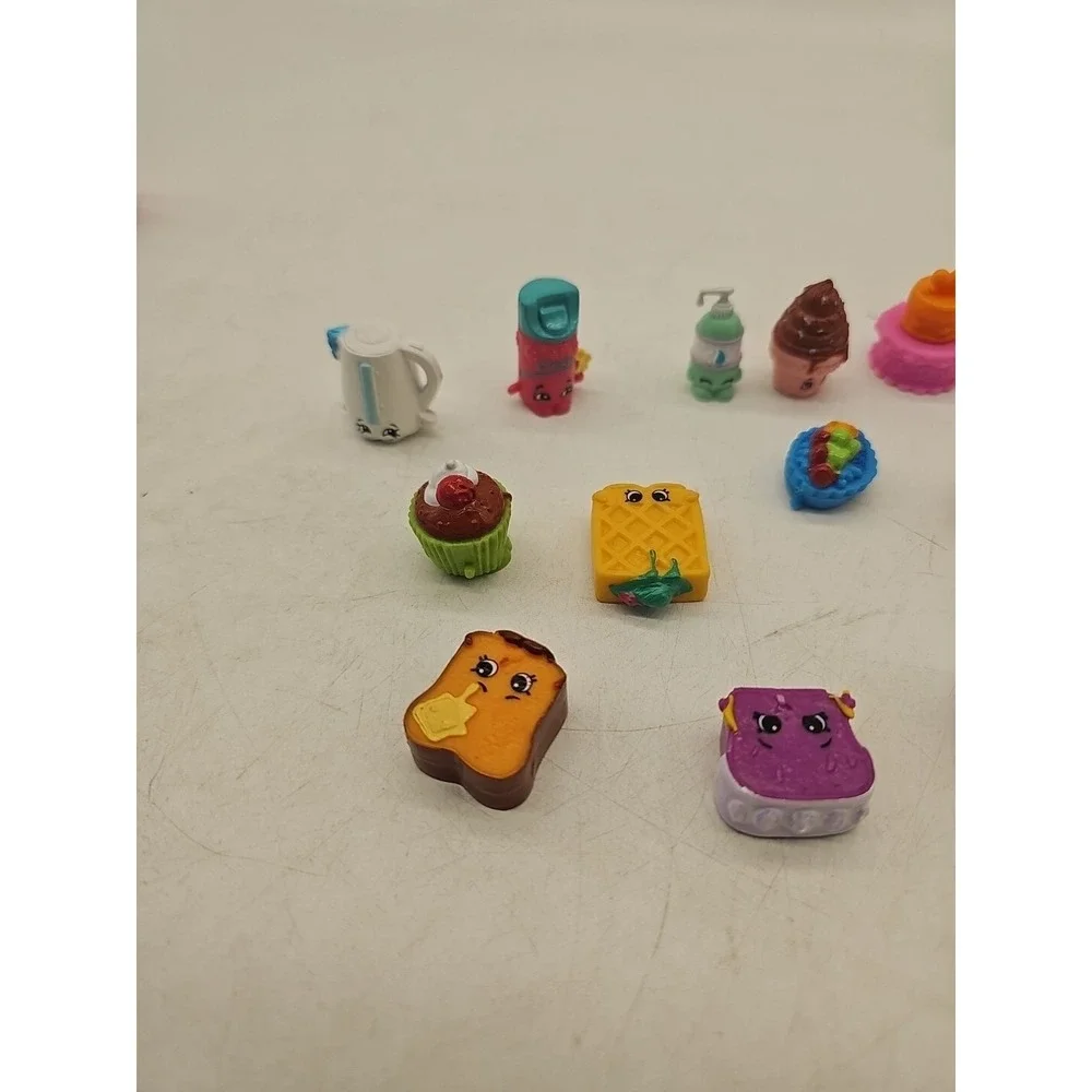 Shopkins Lot of 17  Pieces / Moose Mini Figures Children Toys  Lot Tiny